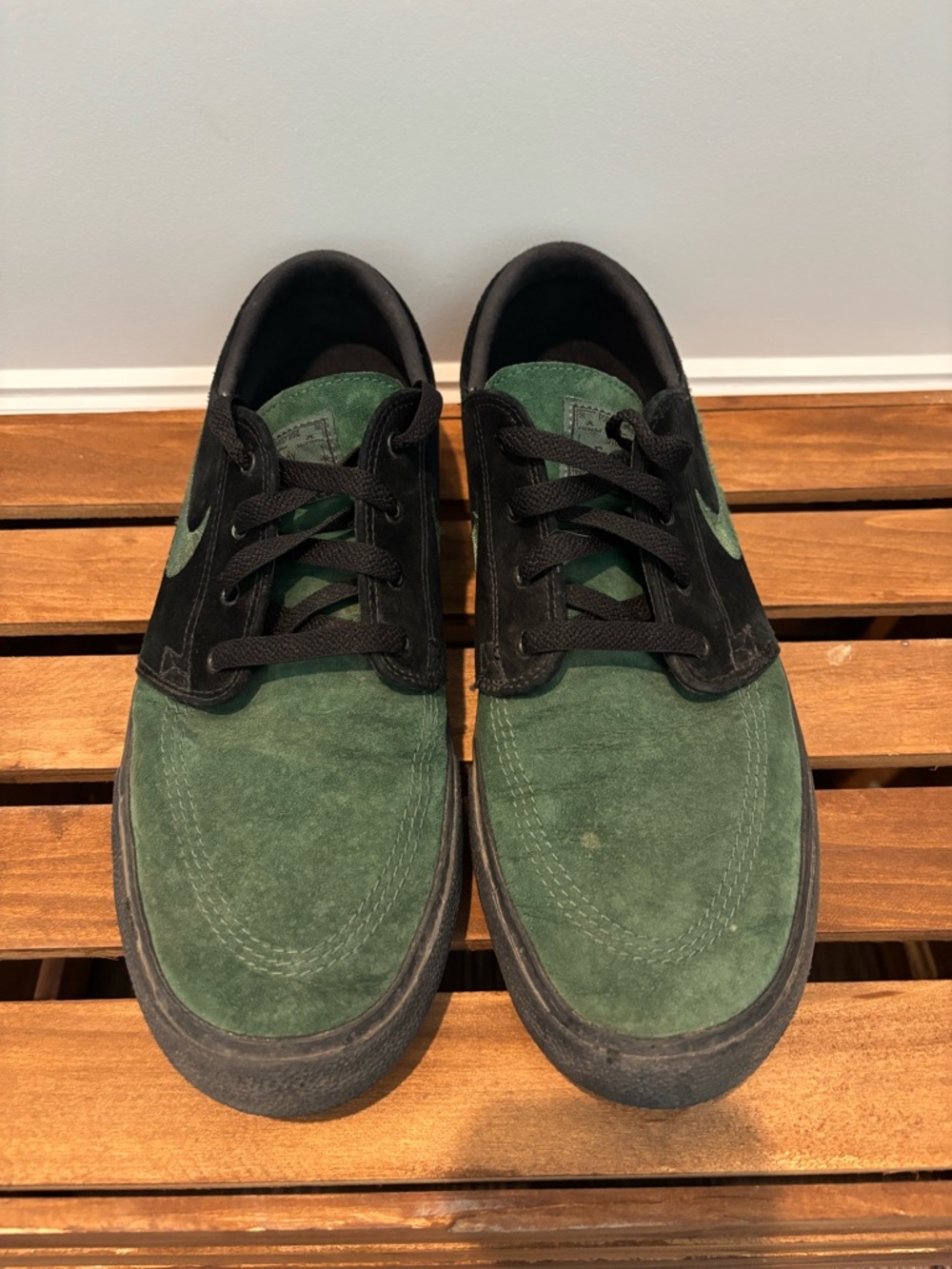 Nike Men's Green and Black Suede Low-Top Skate Sneakers